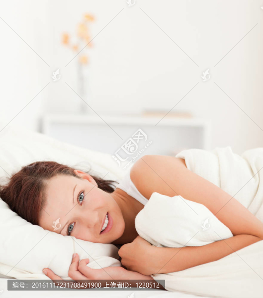 放松的美麗的女人