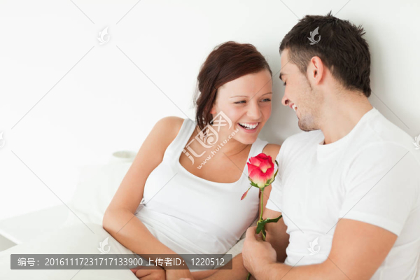 有玫瑰的快樂的夫婦