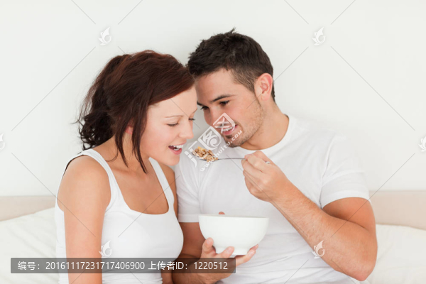 男人給妻子喂谷類食物