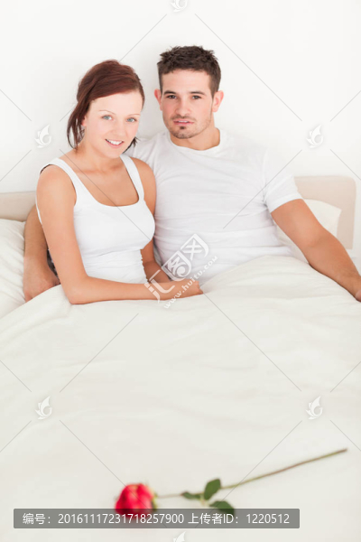 在床上的小夫妻的玫瑰