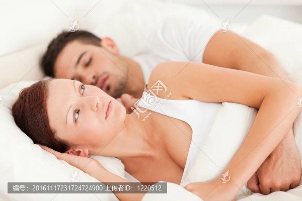 女人打鼾的聲音吵醒