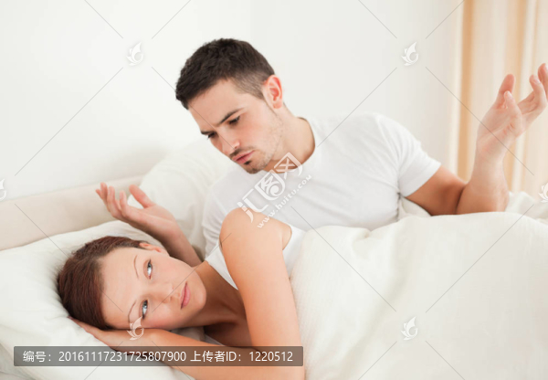 在床上爭吵的一對夫婦的肖像