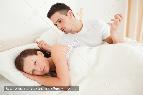 在床上的不快樂的夫婦