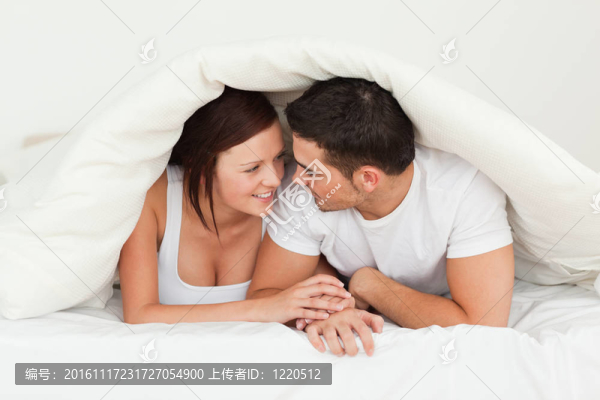 幸福的一對(duì)躲在毯子下面