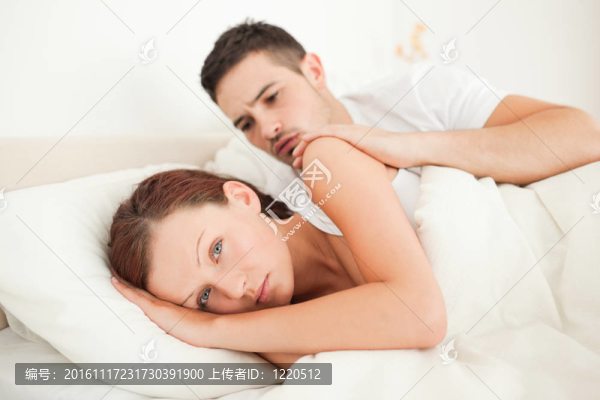 英俊男子安慰他的未婚夫