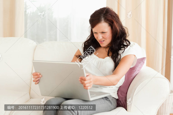 讀書的女人不愉快的郵件