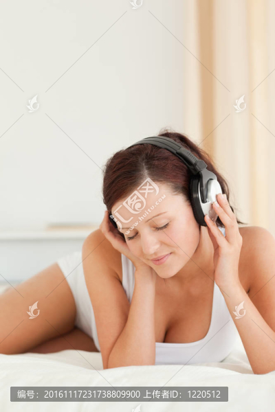一個(gè)女人閉著眼睛聽音樂