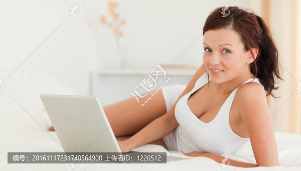 女人用筆記本電腦看攝像頭