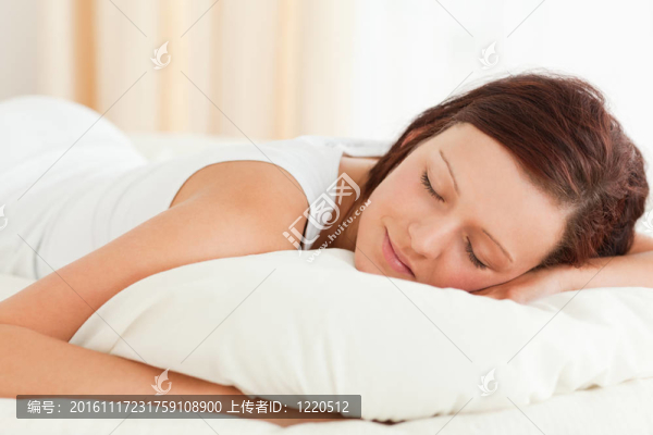 一個睡在她床上的美麗女人的特寫鏡頭