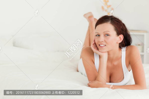 躺在床上的女人