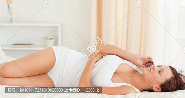靠近一個華麗的女人打電話，在她的床上
