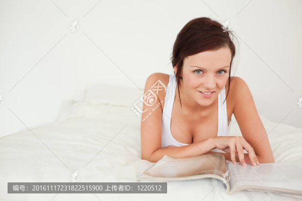 女人帶著雜志看相機(jī)