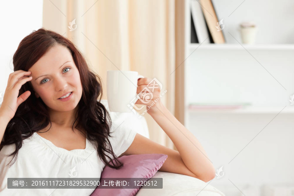拿著一杯咖啡的女人