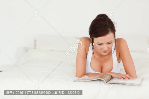 一個閱讀雜志的女人的肖像