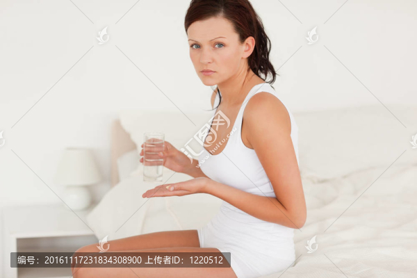 生病的女人服用藥丸