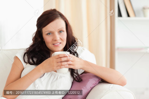 一個拿著杯子看女人的肖像