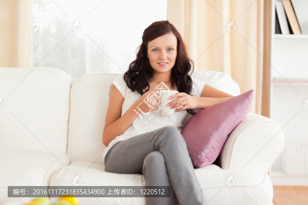 拿著杯子的女人