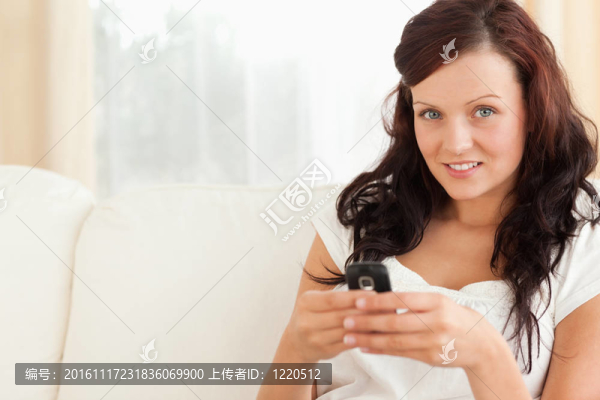 年輕的女人在手機上發(fā)短信