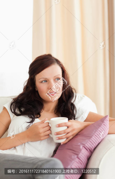 接近一個(gè)女人拿著一個(gè)杯子