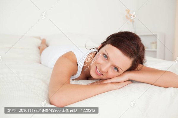 迷人的女人在床上放松