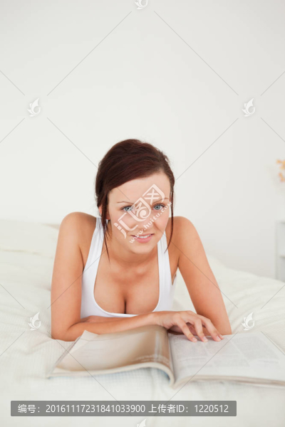 一個女人在雜志上看著相機(jī)特寫鏡頭