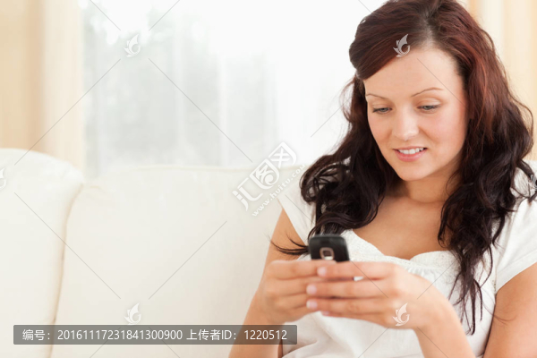 年輕的女人發(fā)短信