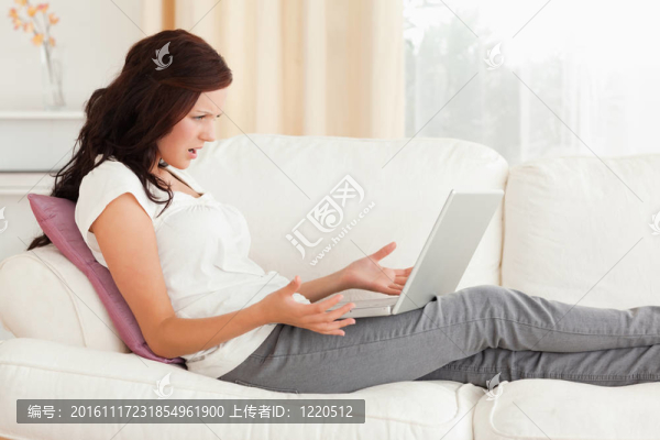惱怒的女人用一臺(tái)筆記本電腦