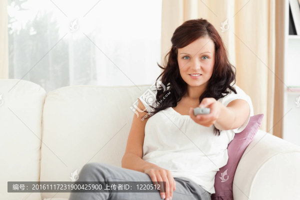 迷人的女人看電視