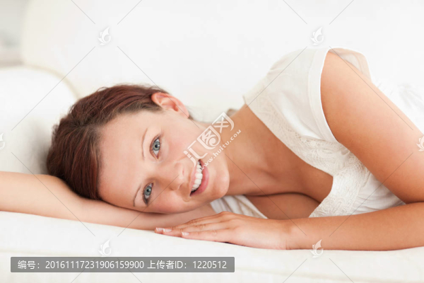接近一個放松的女人