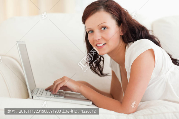 快樂(lè)的女人在筆記本上工作