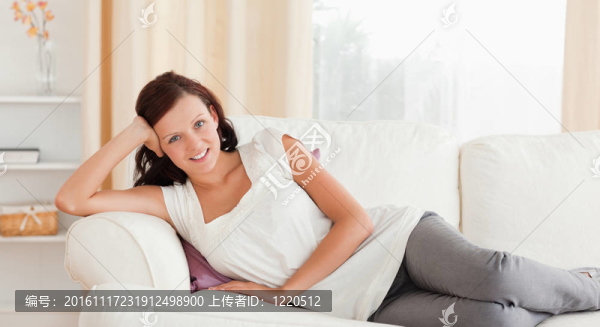 女人在沙發(fā)上放松