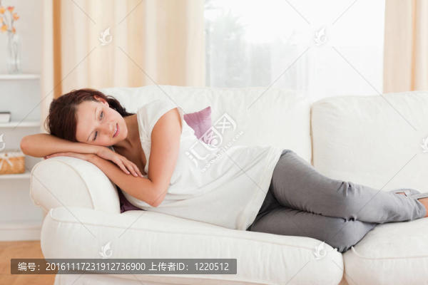 放松的女人躺在沙發(fā)上