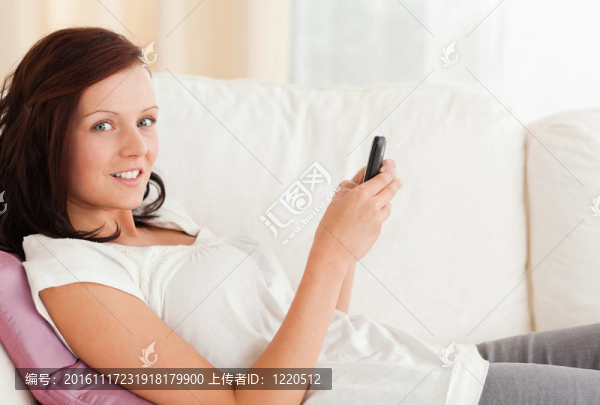 紅發(fā)女子一邊坐在沙發(fā)上發(fā)短信