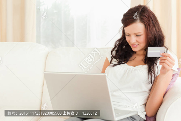 漂亮的女人在網(wǎng)上購物