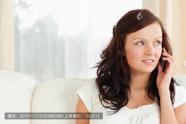 漂亮的女人在電話里