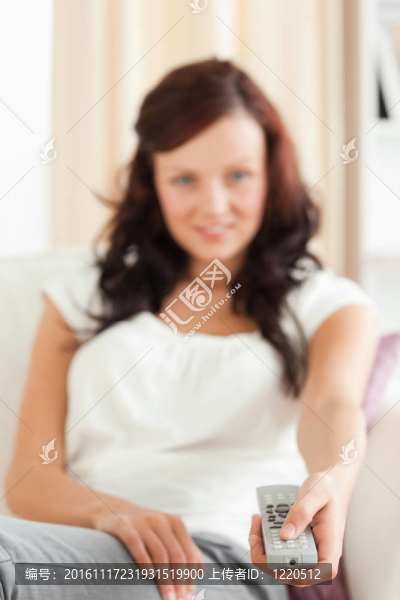 一個(gè)可愛的女人的肖像看電視