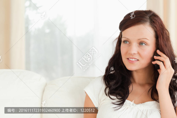 可愛的女人在電話里