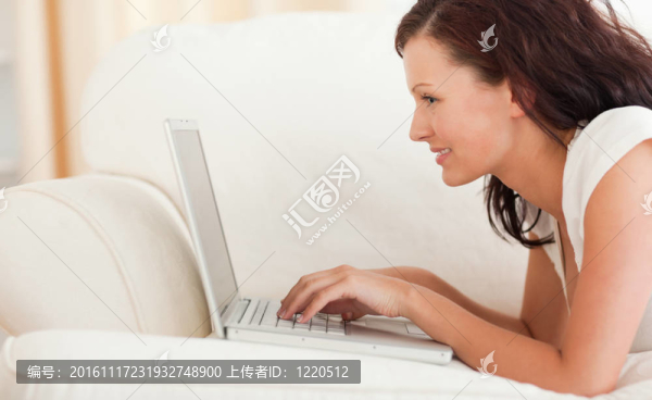 享受搜索互聯(lián)網(wǎng)的女人