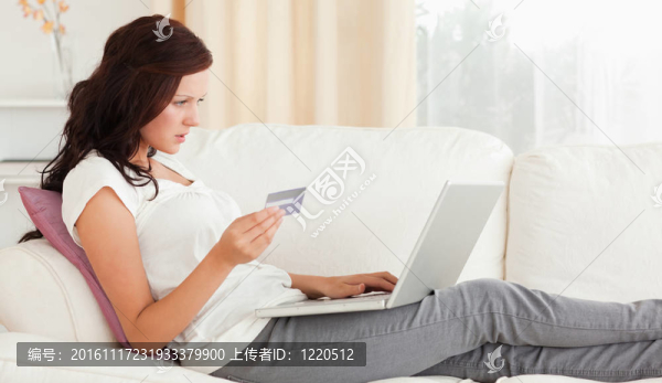 可愛的女人用信用卡和筆記本