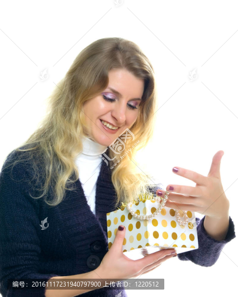 美麗快樂的女孩帶著禮物。白色隔離