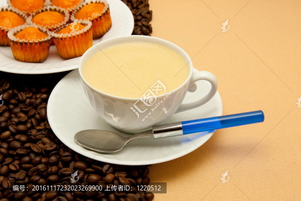 白杯咖啡和咖啡豆