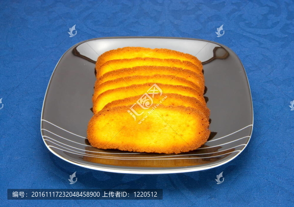 藍(lán)色背景上的盤子上的餅干