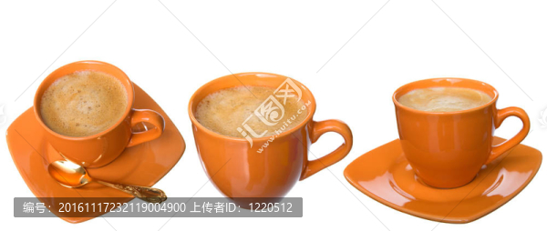 三小杯咖啡泡沫；糖和茶勺白色背景
