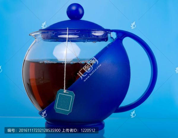 帶有黑色茶葉袋的透明茶壺