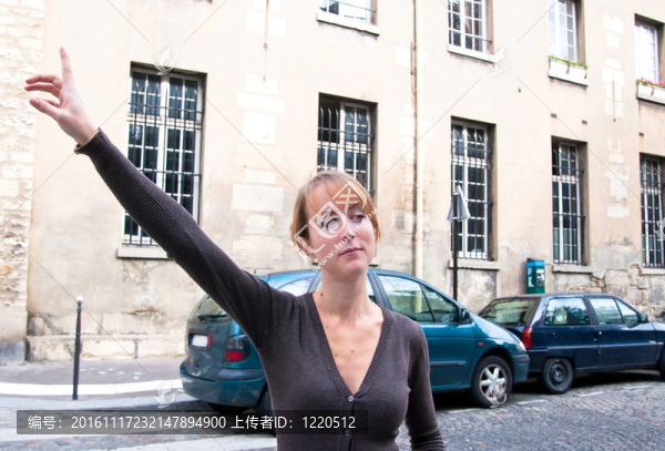 戶外人像的年輕女子在街上叫出租車