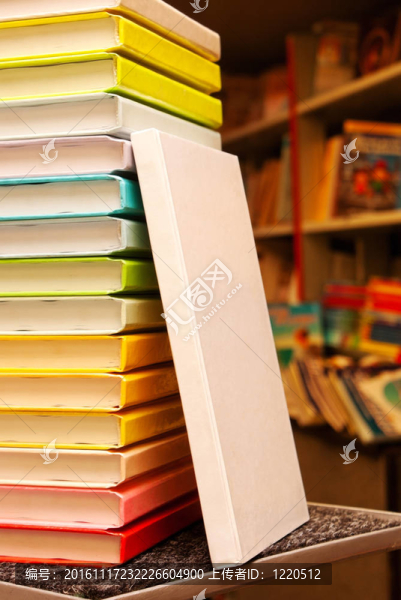 書與白色封面停留在堆棧的彩色書籍