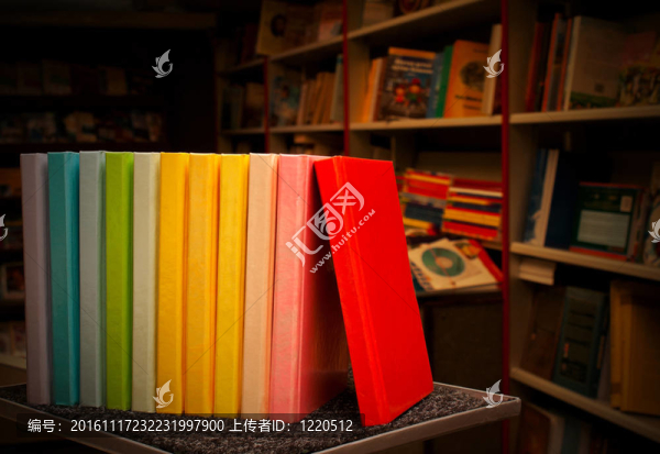 一排五顏六色的書