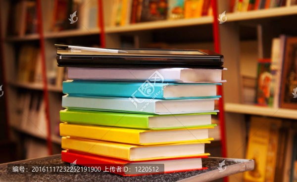 帶電子書閱讀器的彩色圖書堆疊
