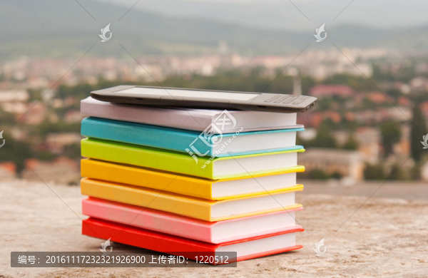 帶電子書閱讀器的彩色圖書堆疊
