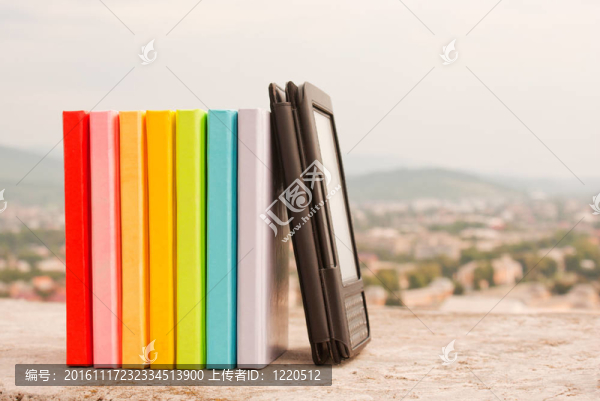 帶電子書閱讀器的彩色圖書排
